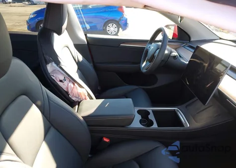 2025 Tesla Model Y Long Range Dual Motor Rear-Wheel Drive z USA, uszkodzony, nr VIN 7SAYGDED2SF255080